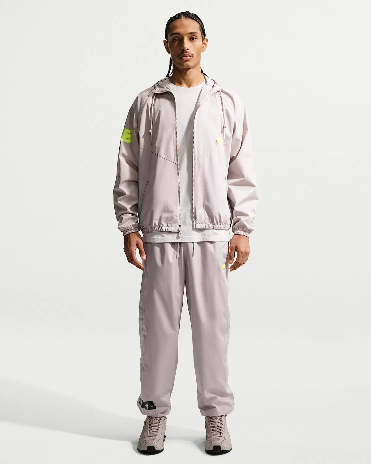 Мужская ветровка Nike Windrunner с принтом, Cream II/Moon Particle/Volt — фото 4