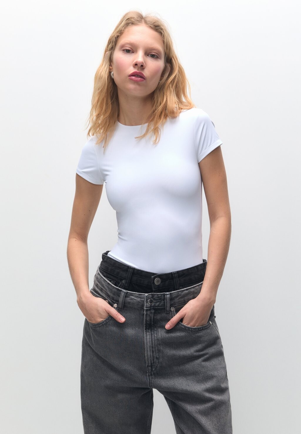 

Футболка базовая FITTED SHORT SLEEVE PULL&BEAR, цвет white