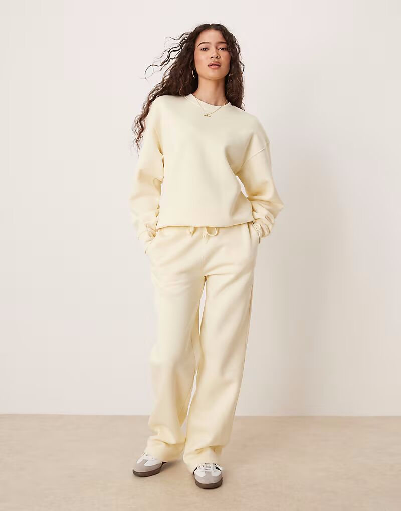 

Комбинируемые брюки-джоггеры прямого кроя и молока Gina Tricot, светло-кремовый