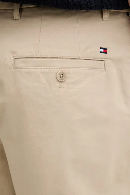 Шорты хлопковые с эластаном шорты chino Tommy Hilfiger, бежевый — фото 4