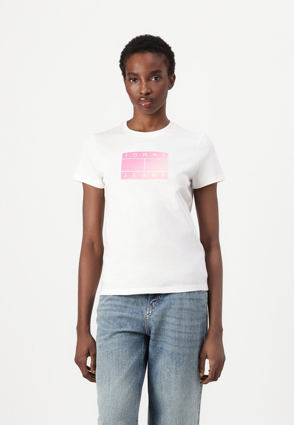 

Футболка с принтом GRADIENT FLAG Tommy Jeans, кремовый