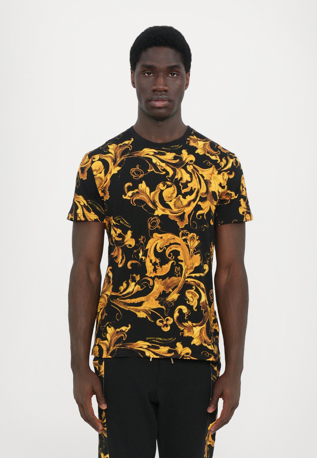 

Футболка с принтом ALL OVER Versace Jeans Couture, черный