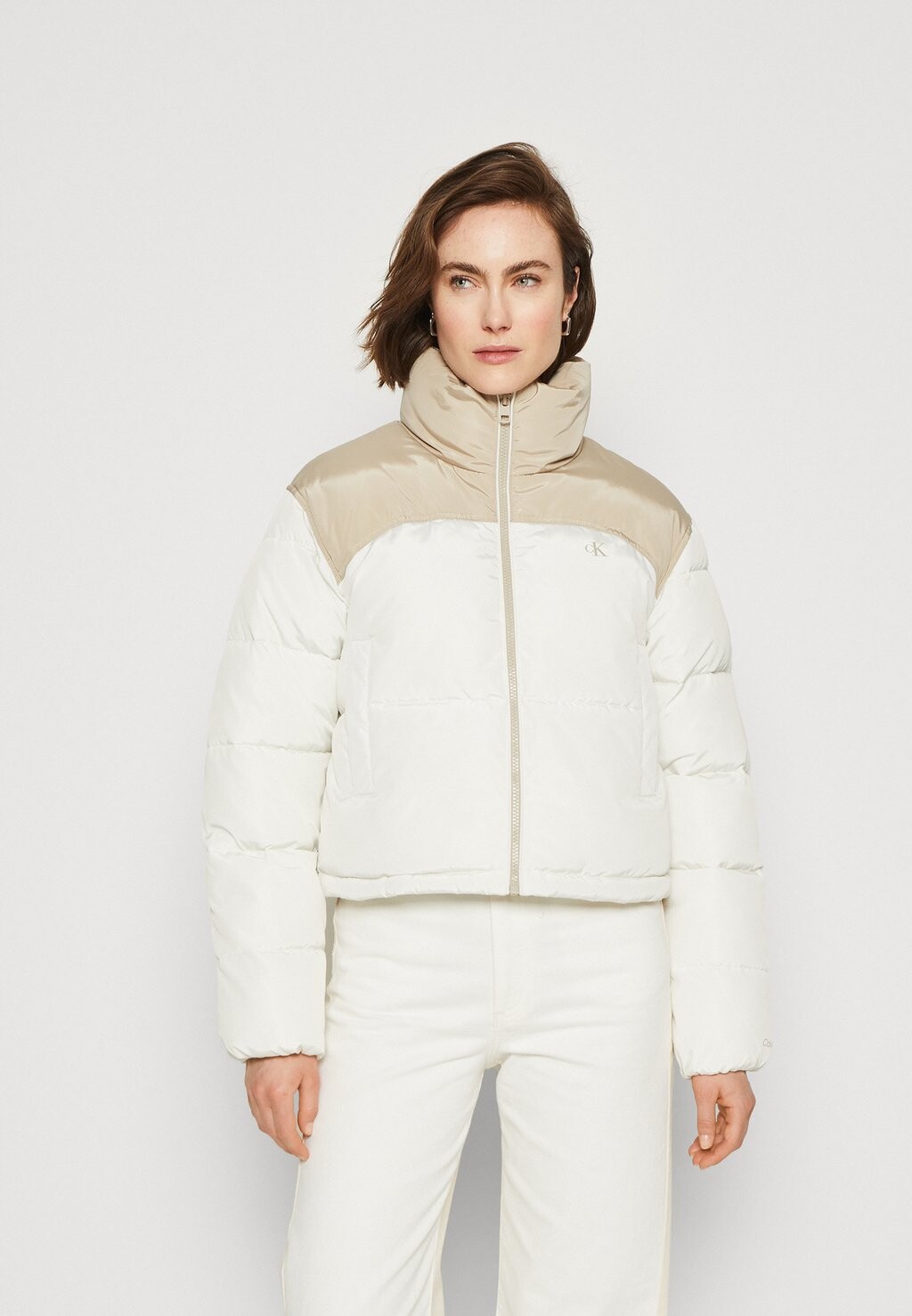 Куртка Calvin Klein Jeans УКОРОЧЕННЫЙ ПУФФ, цвет plaza taupe/ivory