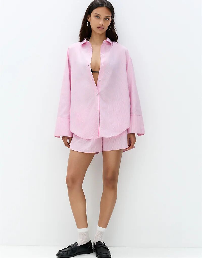 

Полосатая рубашка Pull&Bear с широкими манжетами розового цвета