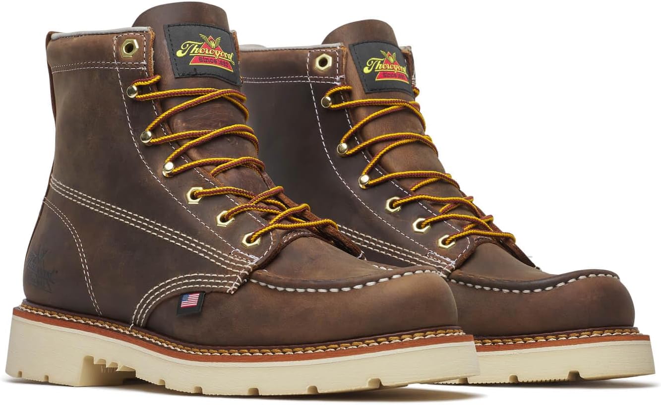 

Ботинки Thorogood American Heritage 6 Moc Toe для мужчин - из кожи полного зерна, устойчивые к скольжению и маслу, с электрозащитой (EH), черный