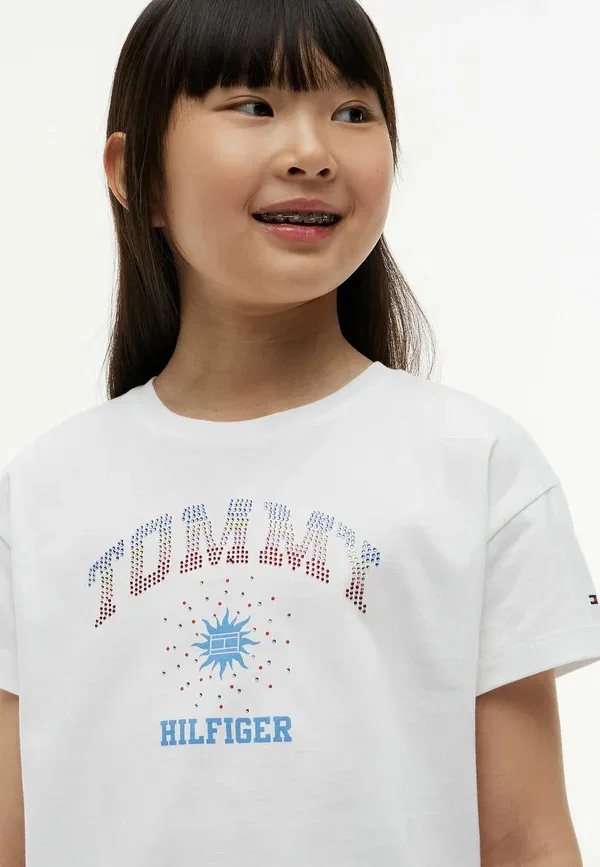 Футболка Tommy Hilfiger с принтом и стразами, белая — фото 4