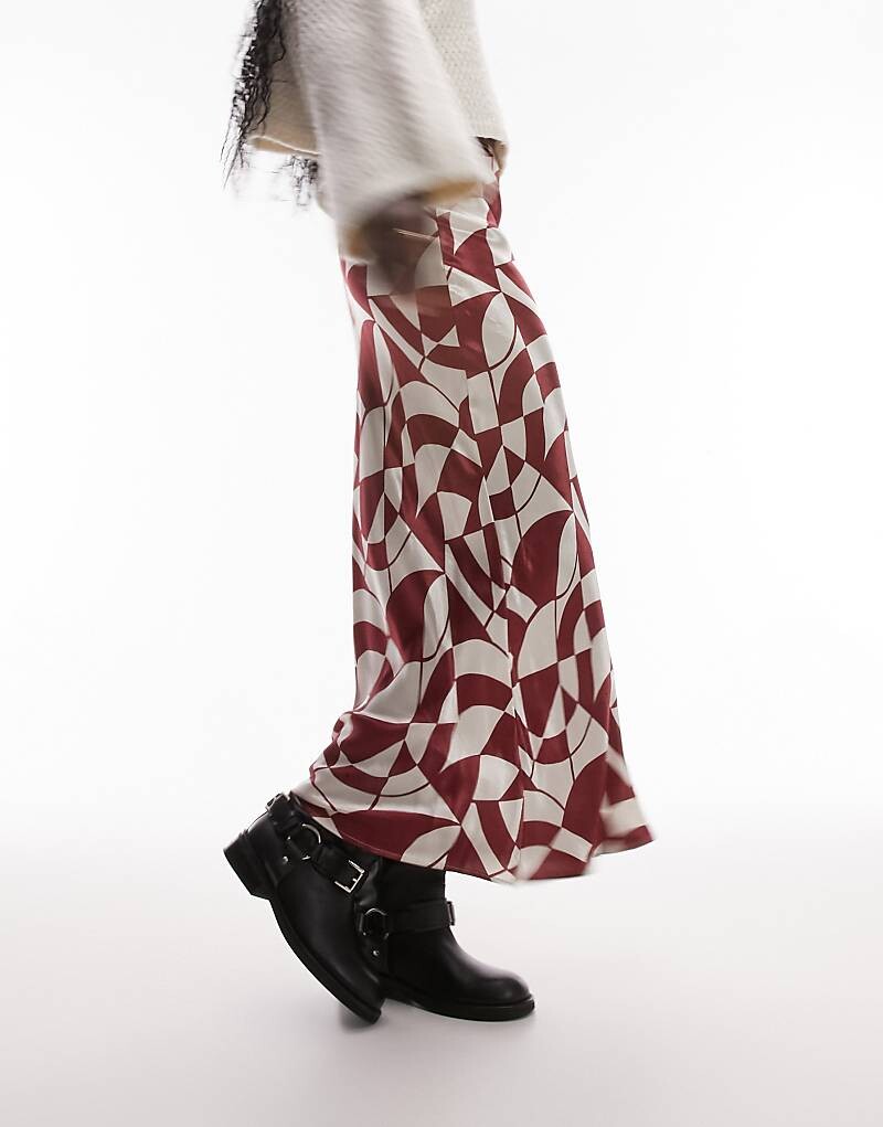 

Topshop Tall — длинная асимметричная юбка из красного атласа с геометрическим принтом