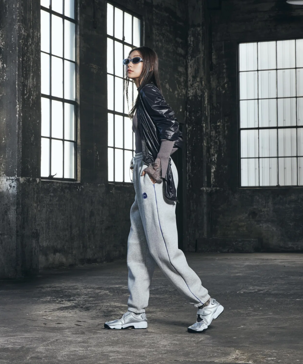 Женские спортивные штаны Nike Sportswear Phoenix Fleece Oversized High-Waisted Graphic, платиновый — фото 3