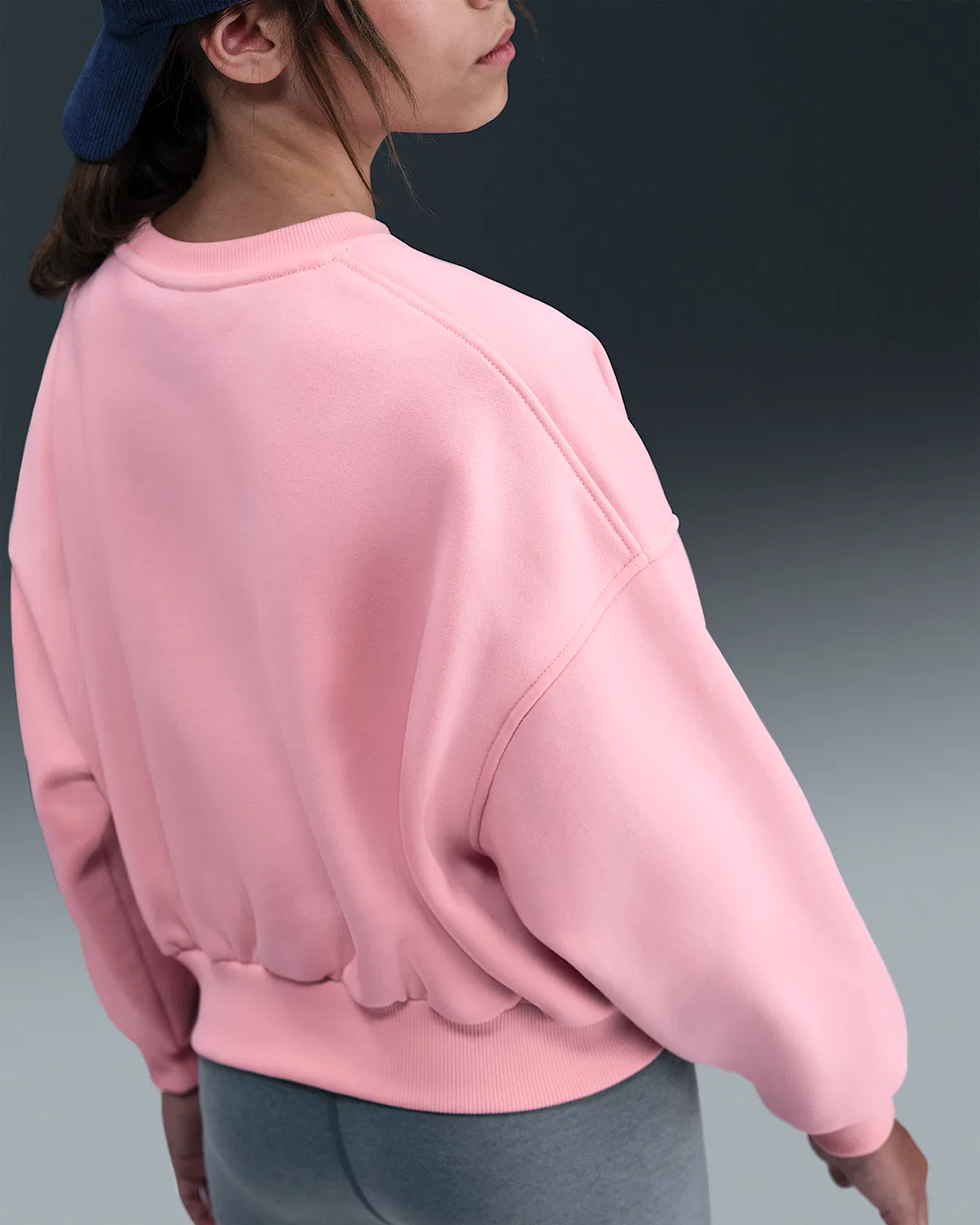 Детский свитшот Nike Sportswear Club Fleece с круглым воротом, Medium Soft Pink/Medium Soft Pink/White — фото 2