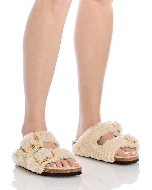 Женские шлепанцы из овчины с большой пряжкой Arizona Birkenstock, цвет Ivory/Cream — фото 2