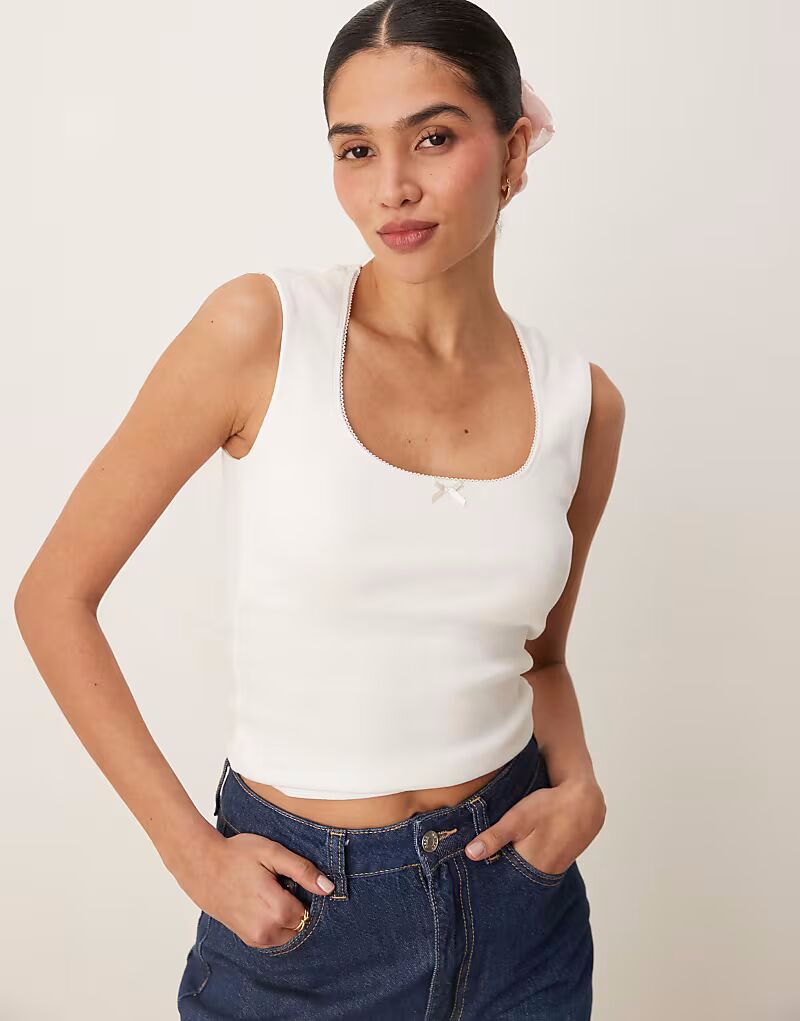 

Топ Gina Tricot из хлопка с вышитым краем белого цвета