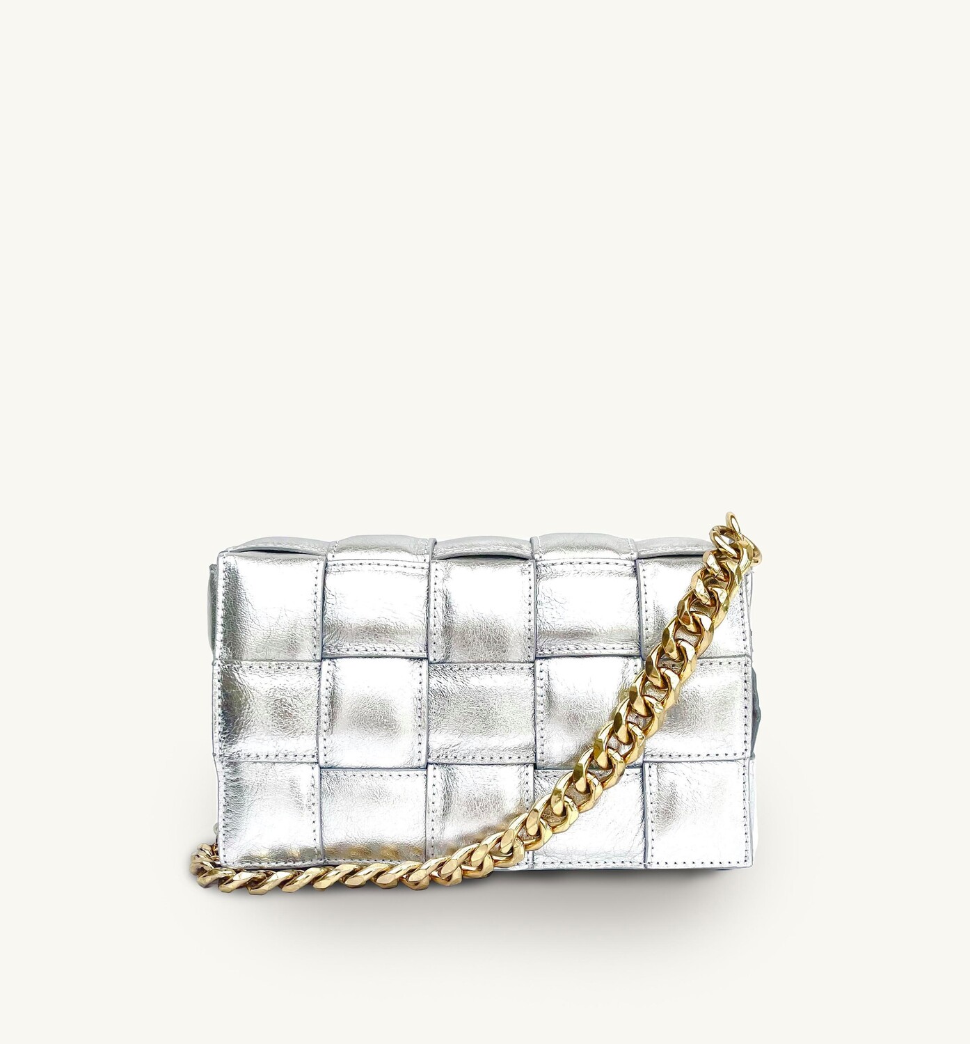 

Кожаная сумка через плечо с мягкой подкладкой и золотым ремешком-цепочкой Apatchy London, серебро