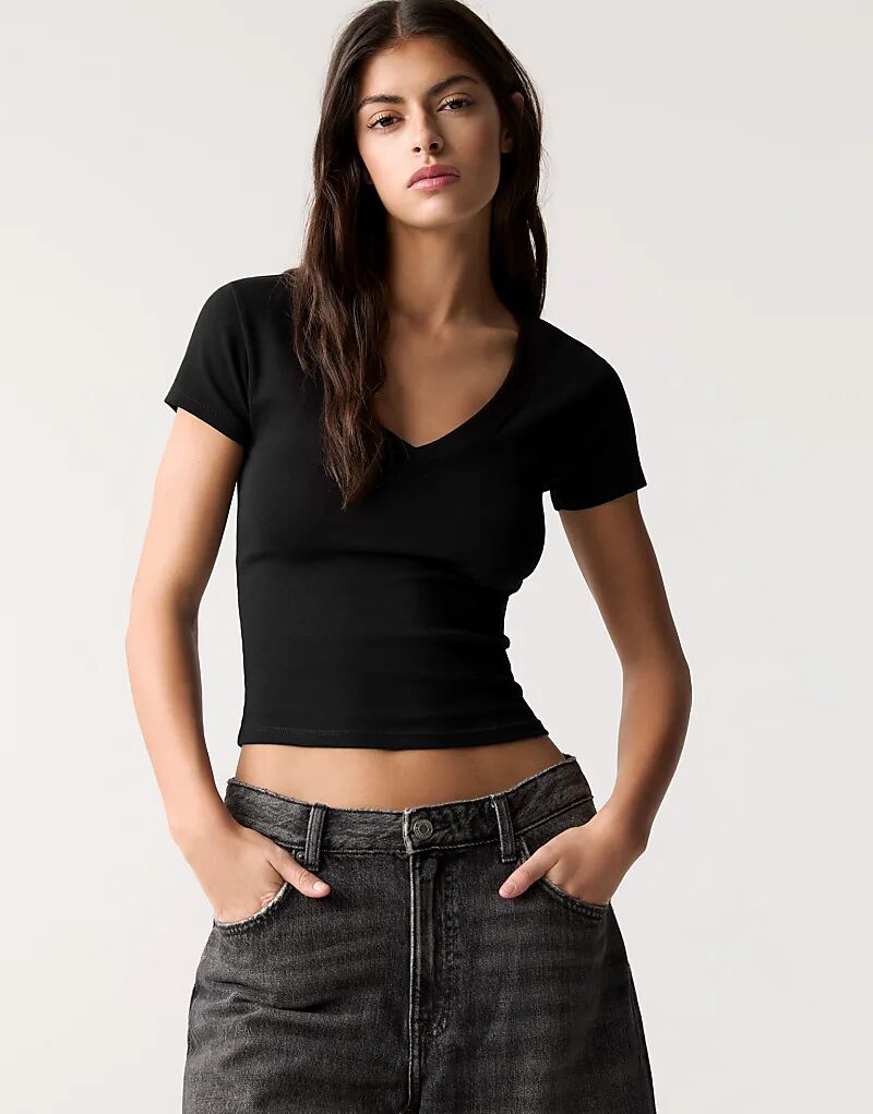 

Футболка Pull&Bear с V-образным вырезом черного цвета