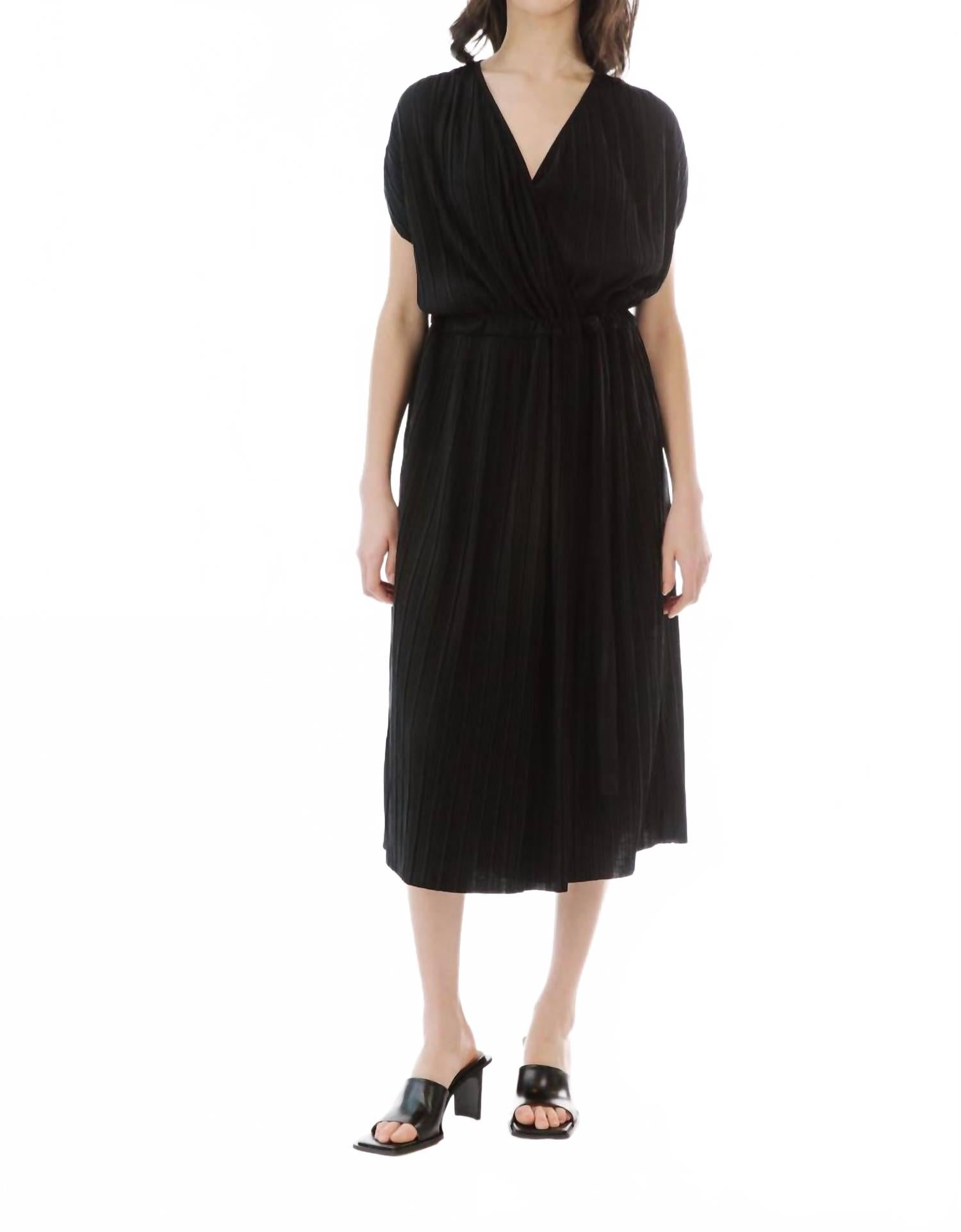 

Миди-платье Mimi с плиссировкой и запахом в черном цвете Paper Label