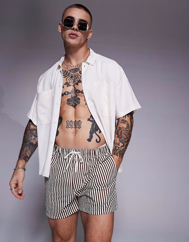 

Короткие шорты для плавания из сирсакера ASOS DESIGN в коричневую полоску