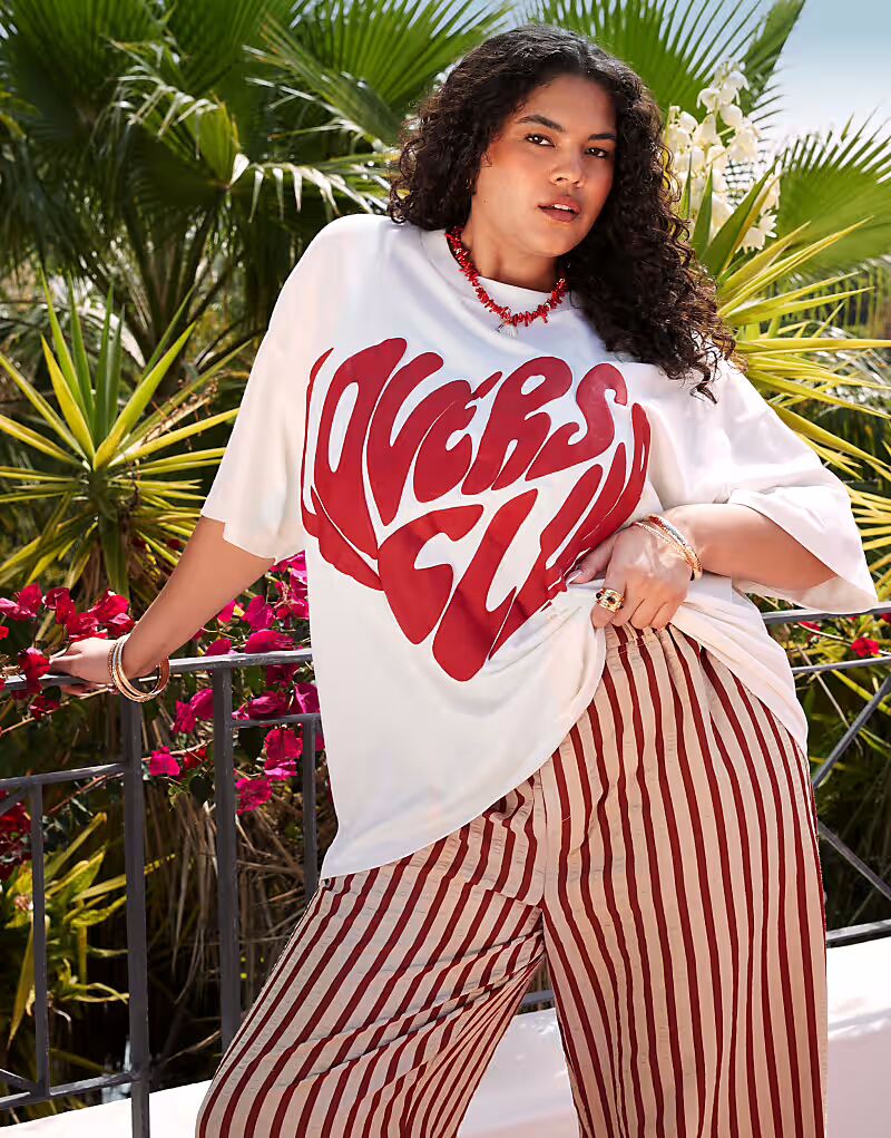 

Футболка свободного кроя ASOS DESIGN Curve с принтом клуба влюбленных кремового цвета ASOS Curve