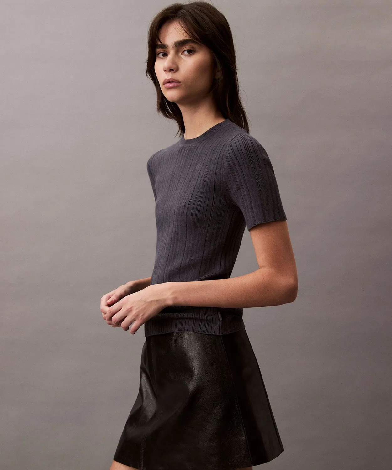 Пуловер с коротким рукавом Calvin Klein Jeans из хлопка с рибом, офф-белый — фото 3