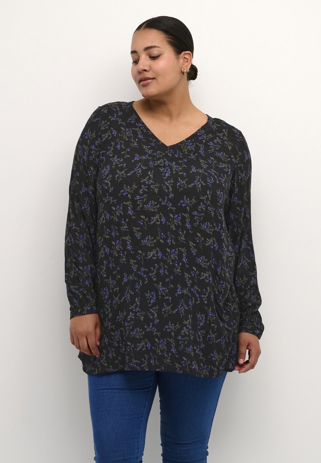 

Блуза AMI V NECK LS PRINTED Kaffe Curve, черный