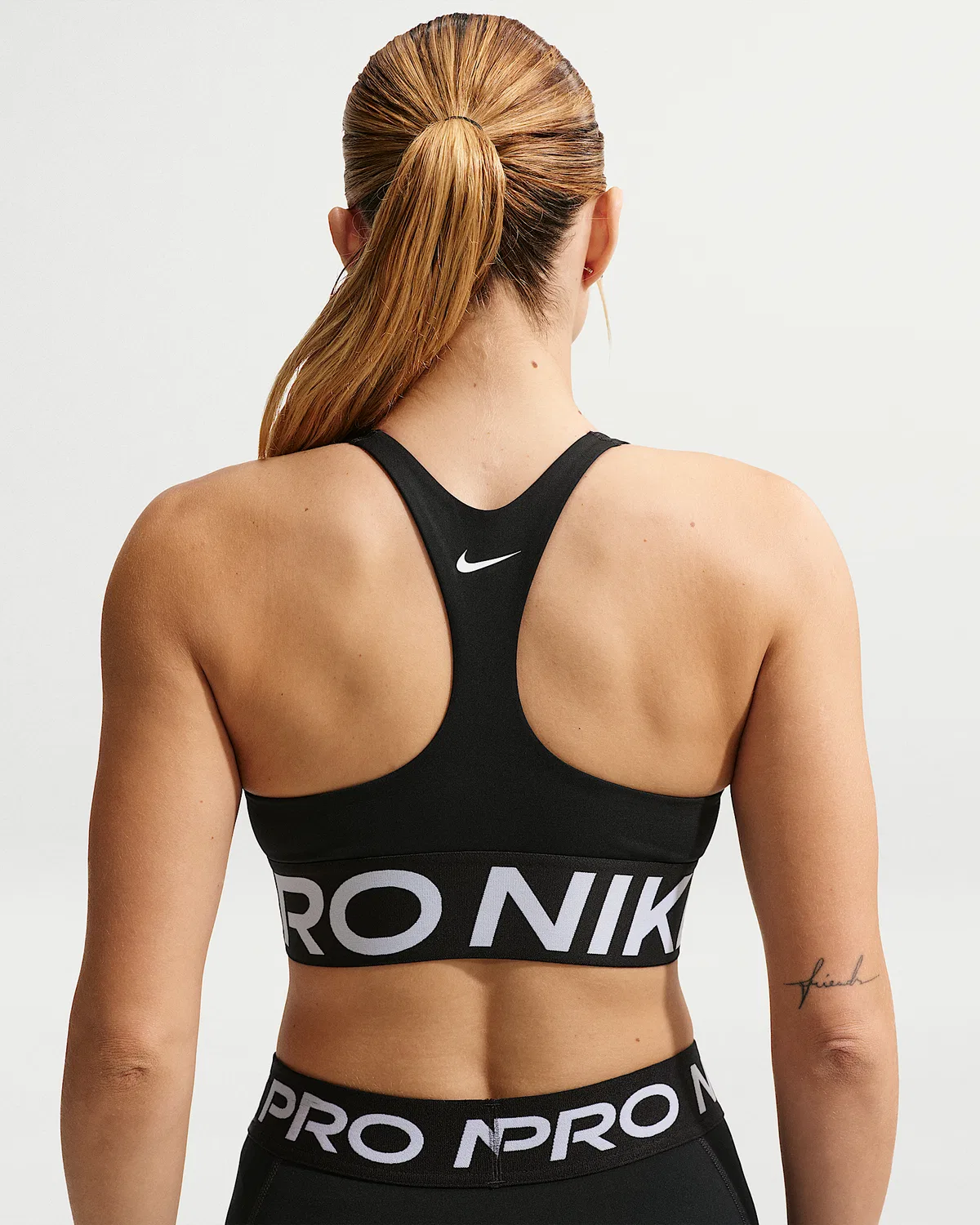 Женский спортивный бюстгальтер Nike Pro Sculpt средней поддержки с поролоном, Black/White/White — фото 2