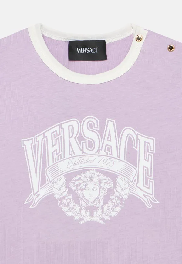 Футболка унисекс с принтом contrasto medusa varsity Versace, Lilac Snow/Bianco — фото 3