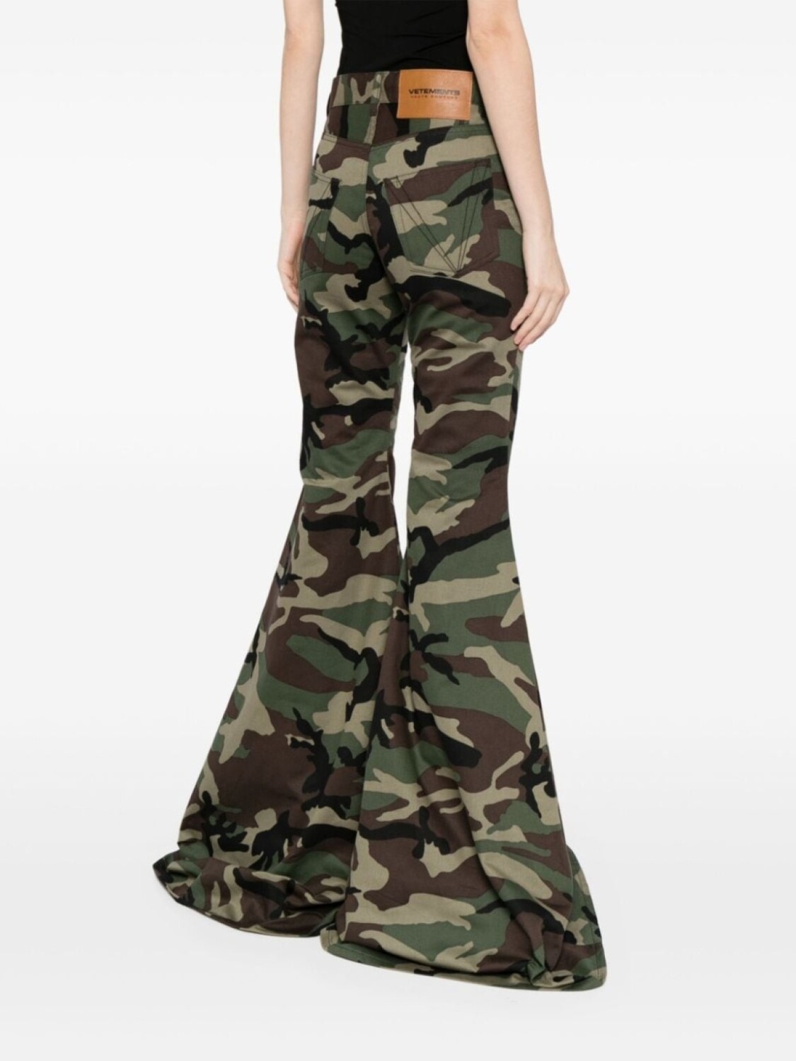 VETEMENTS расклешенные брюки с камуфляжным принтом, зеленый — фото 4