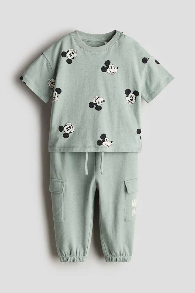 

Комплект из двух предметов: футболка и спортивные штаны H&M, зеленый