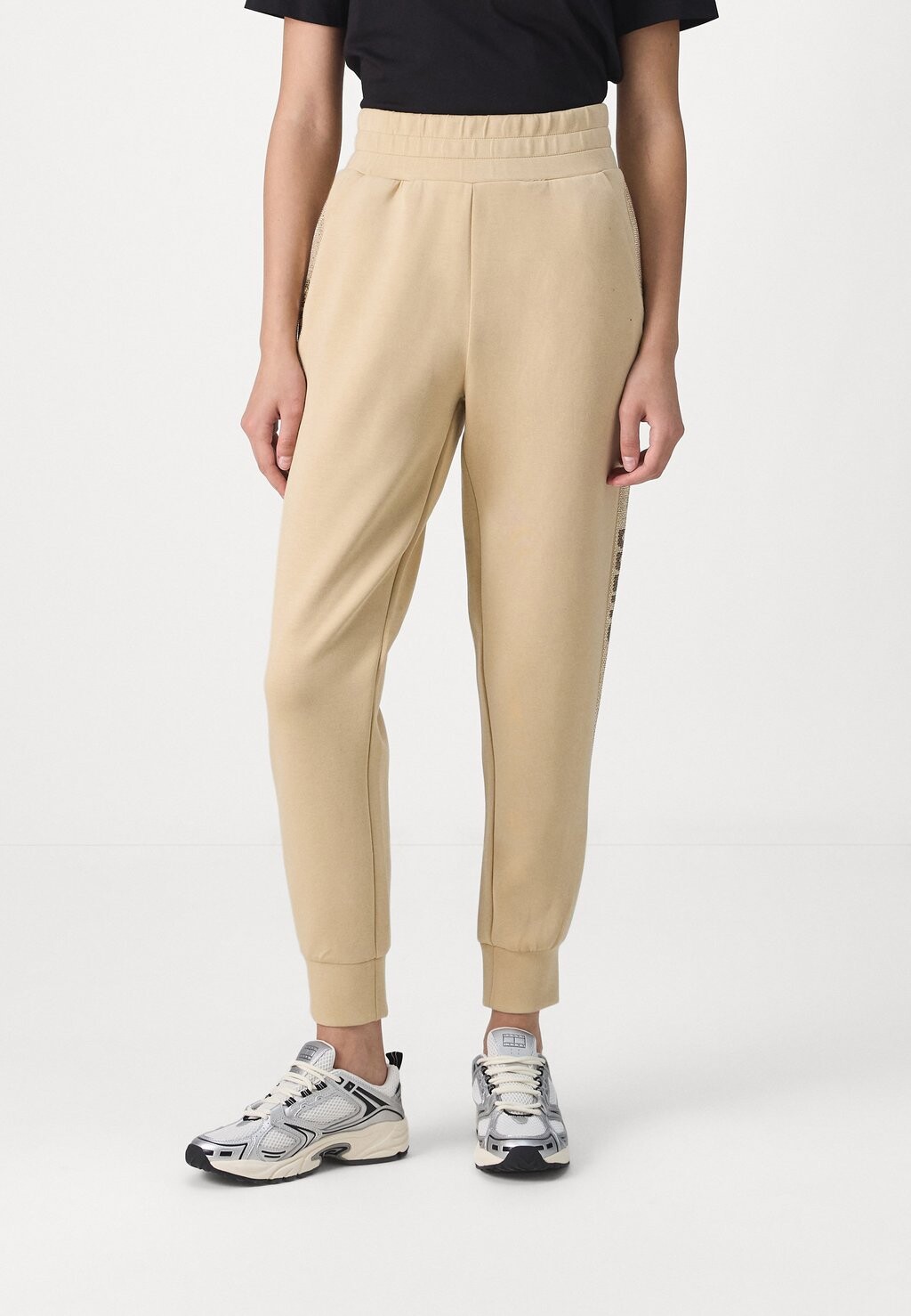 

Спортивные штаны STUDS LOGO Guess, цвет Foamy Taupe