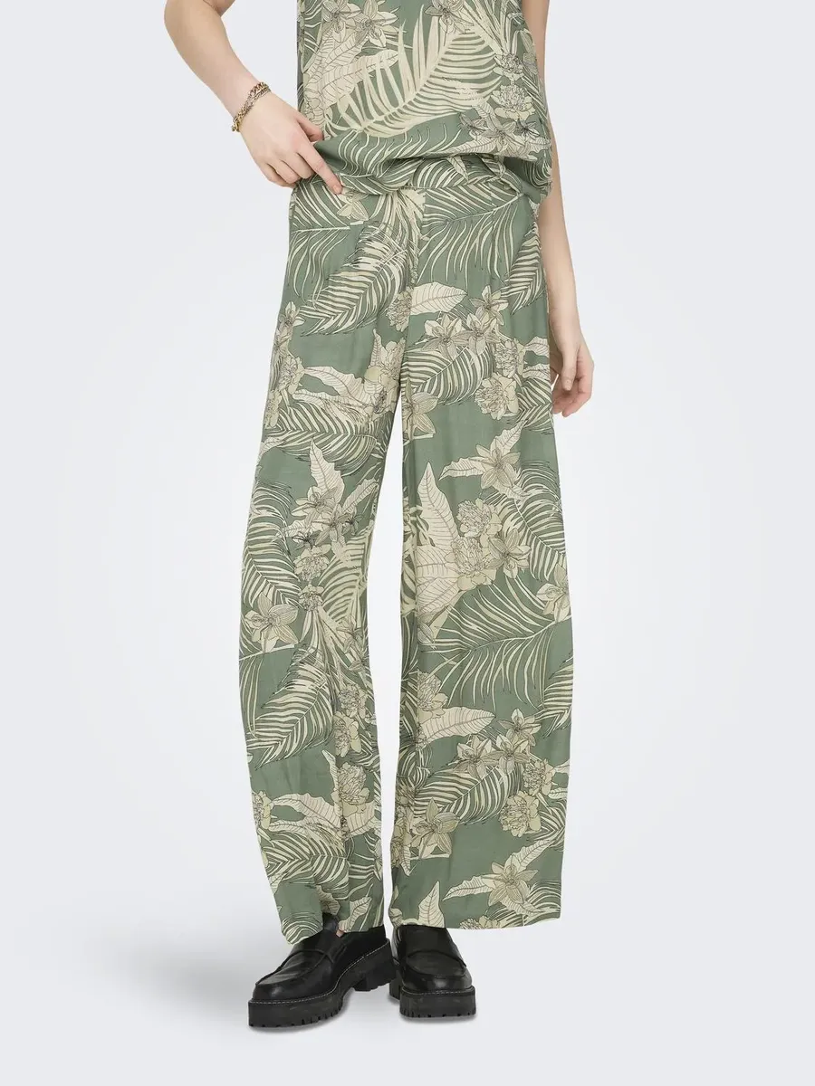 

Only брюки без застежек "ONLPALINA LIFE LOOSE LONG PANTS PTM", цвет Hedge Green Aop:Lovely Palm