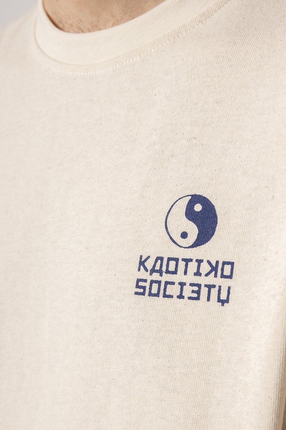

Принт на футболке YAKISOBA LOVERS UNISEX Kaotiko, кремовый