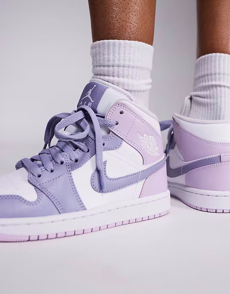 Кроссовки Nike Air Jordan 1 Mid белого и фиолетового цветов — фото 2