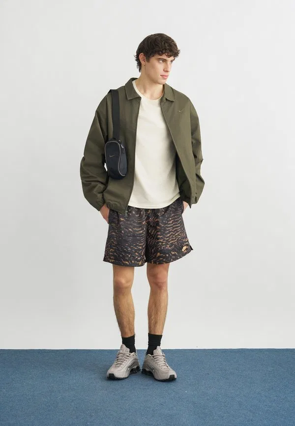 Спортивные штаны в стиле научной фантастики club flow Nike Sportswear, Tattoo/Black/Orange Frost — фото 2