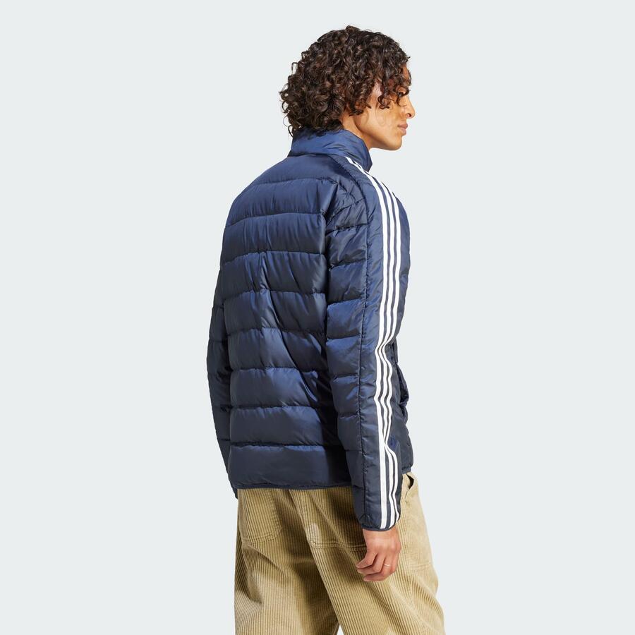 ADIDAS Легкая пуховая куртка Essentials с тремя полосками — фото 3