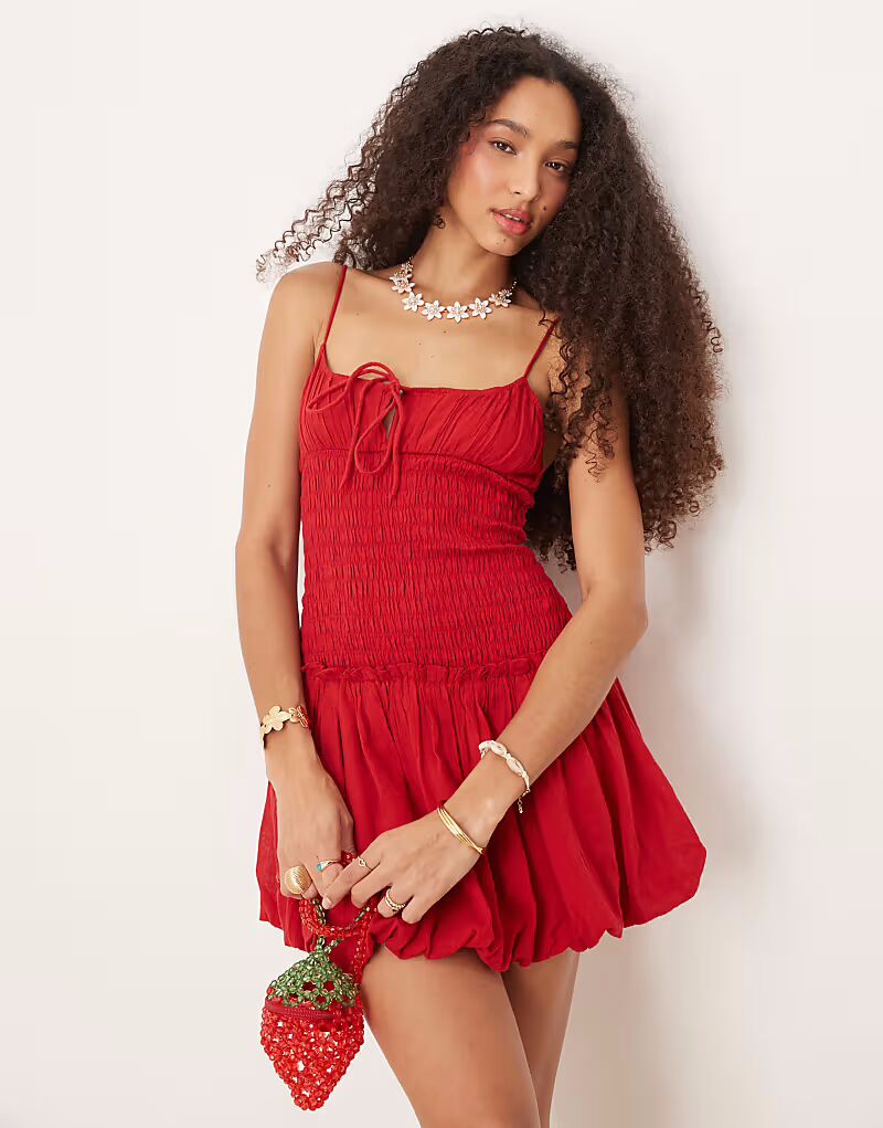 

Мини-платье Stradivarius STR с присборенным подолом и пузырьками красного цвета