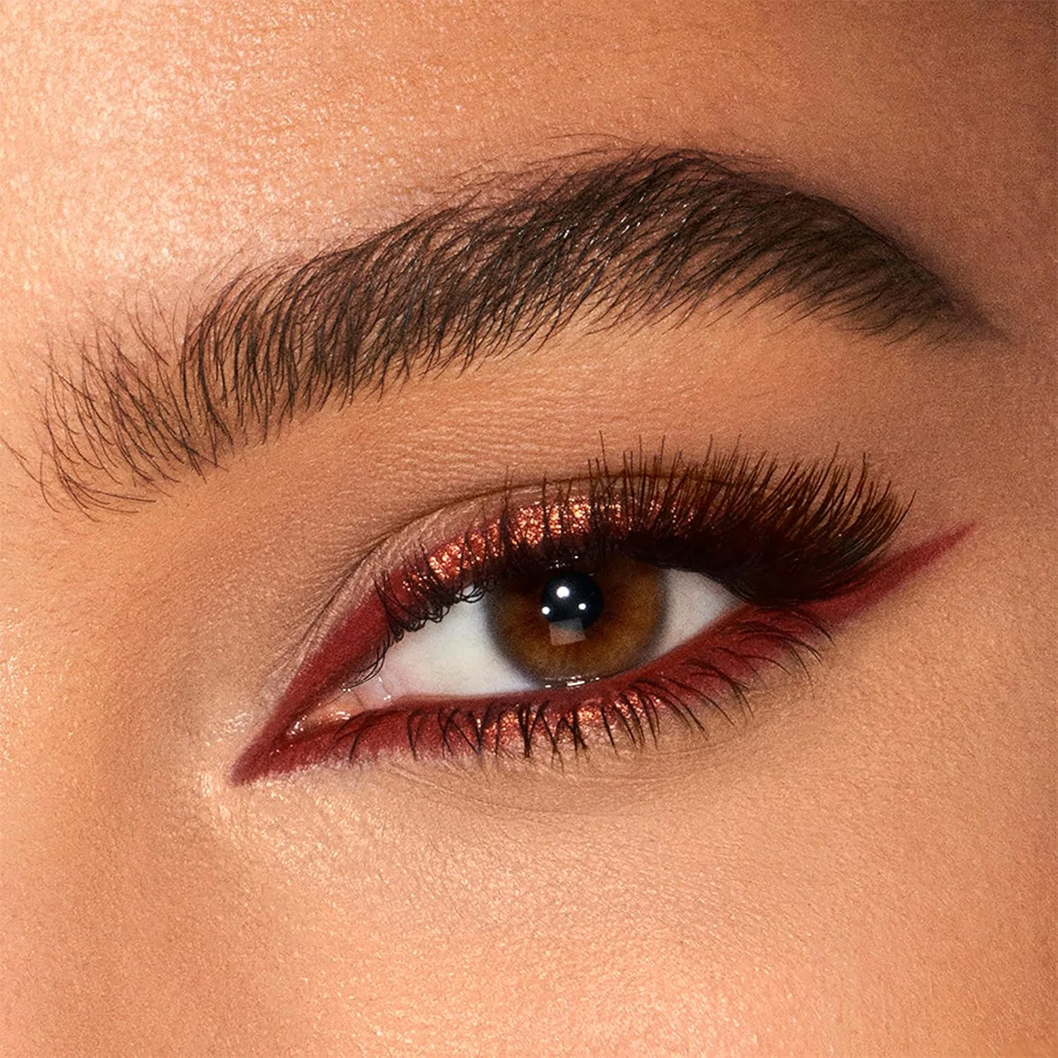 Charlotte Tilbury Magic Eyeliner - водостойкий карандаш для глаз с матовым и металлическим финишем, кремовая формула держится до 16 часов, Copper Charge - metallic rose copper, matte russet brown — фото 3