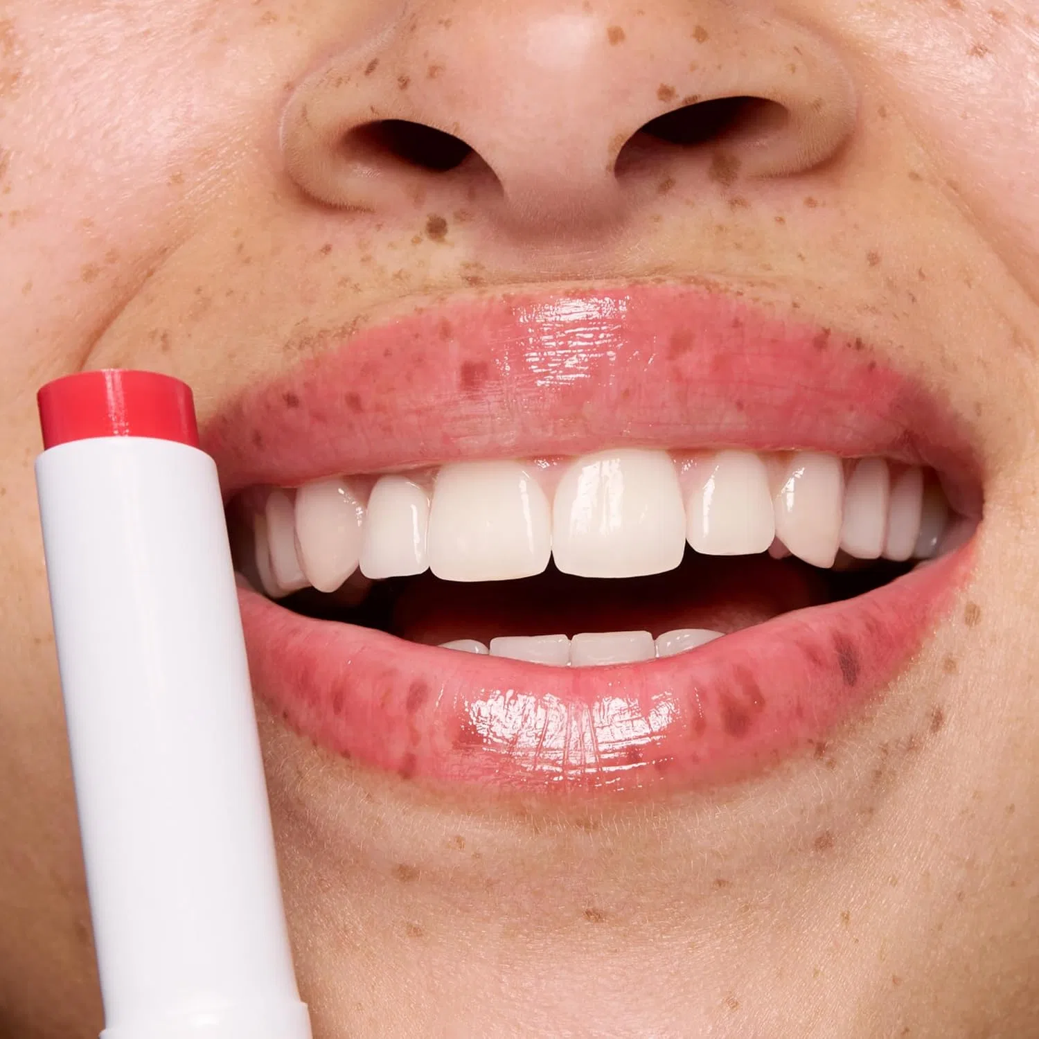 Глянцевый бальзам для губ «JUICY BOMB glossy butter balm» от essence Essence, 01 One In A Melon — фото 4