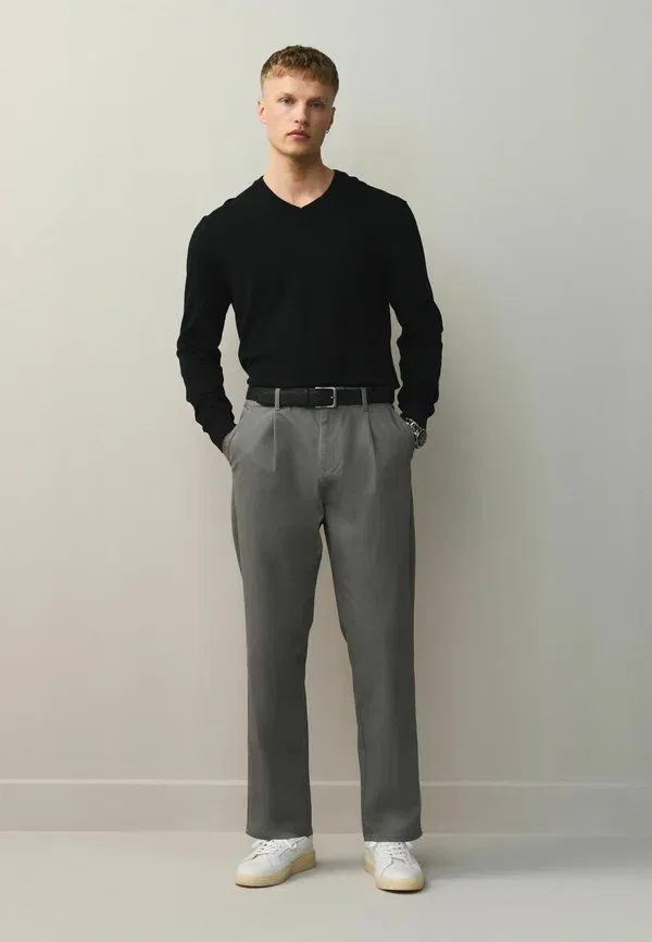 Брюки чинос Regular tapered fit single pleat с ремнем, Next, светло-серый — фото 2