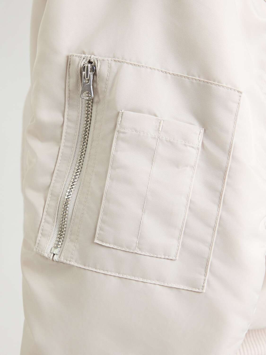 LEVI'S  Куртка межсезонная 'Bowie Cropped Bomber Jacket' в цвете Taupe — фото 2