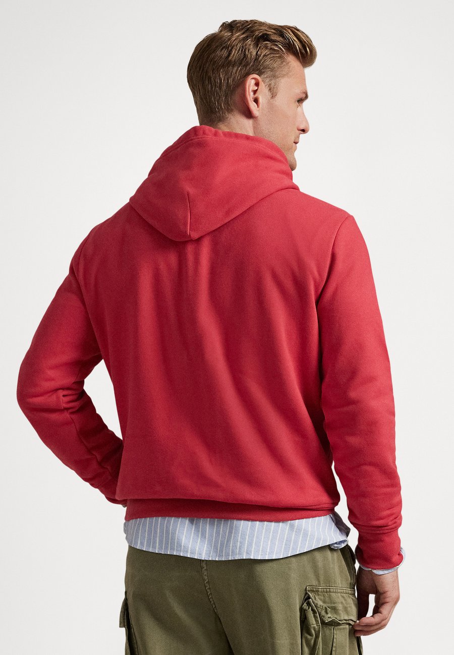Толстовка Polo Ralph Lauren THE RL FLEECE WESTERN-LOGO HOODIE, Sunrise Red/Red — фото 3