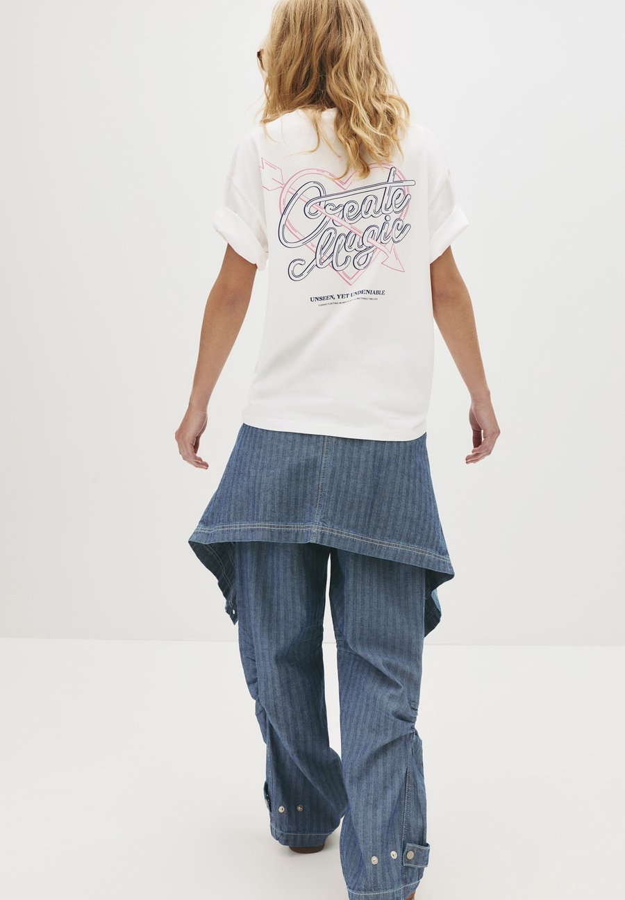 

Футболка PULL&BEAR HEART GRAPHIC, White