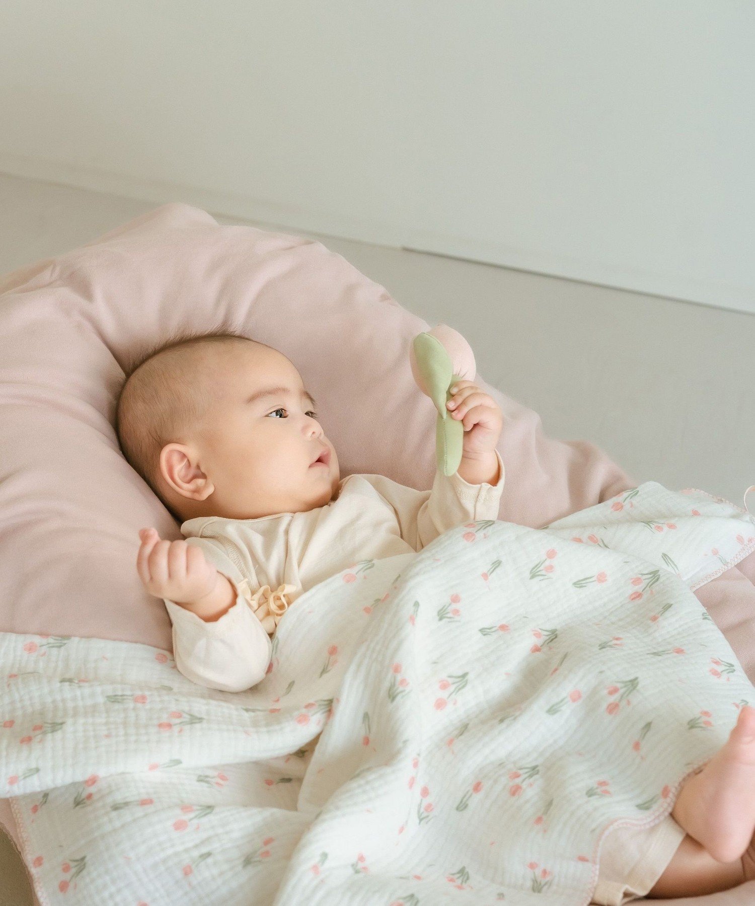 Комбинезон Цветочная мягкая погремушка Afternoon Tea Living, pink — фото 3