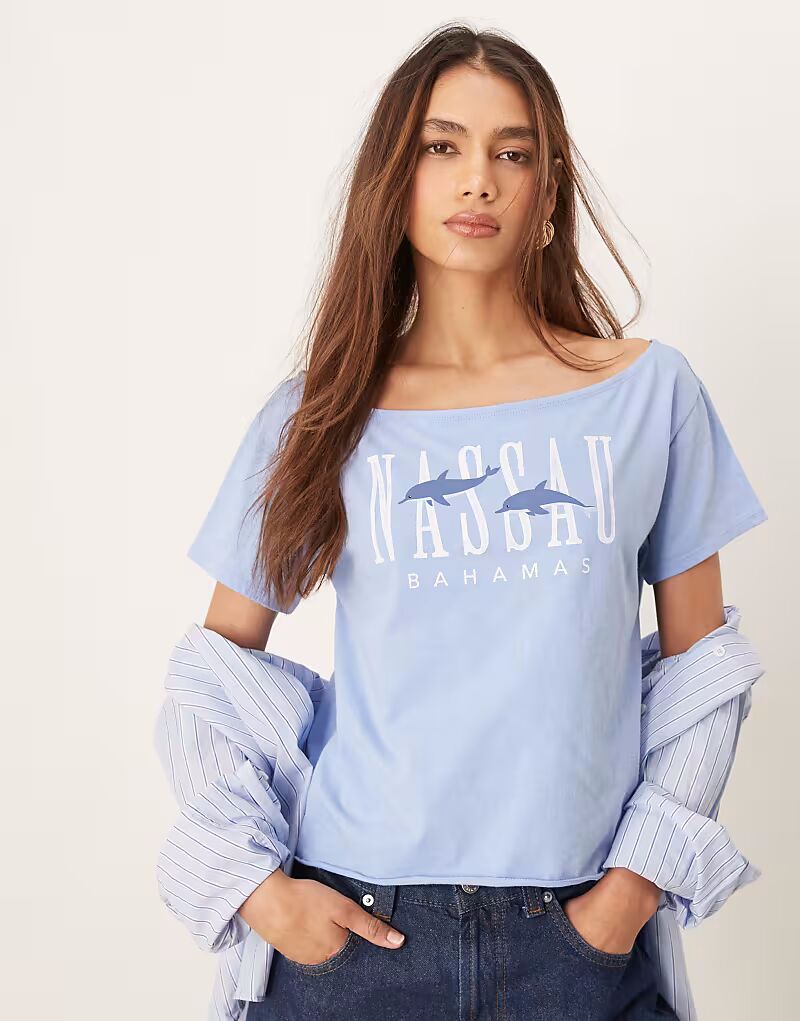 

Футболка Hollister с косой горловиной и принтом Nassau синего цвета
