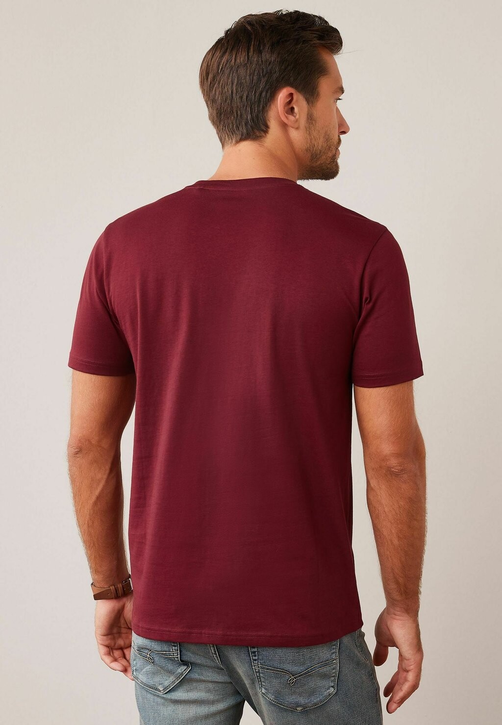 Базовая футболка Essential V-Neck Regular Fit Next, красный — фото 2
