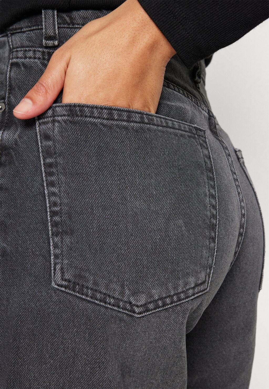 

Джинсы морковного фасона Onlcarrie Tapered ONLY, стираные, черные