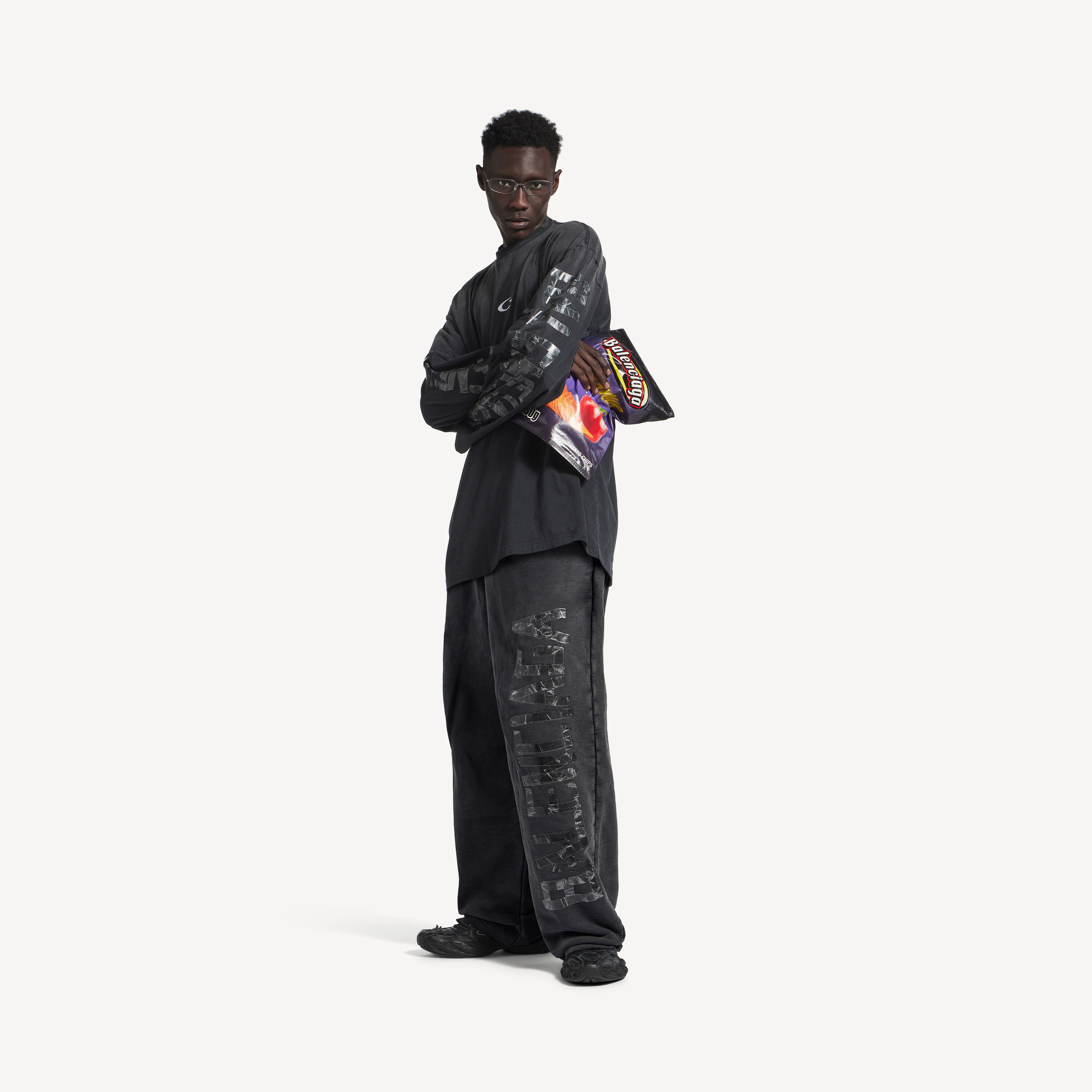 

Мужские свободные брюки с прозрачной лентой в выцветшем черно-белом цвете BALENCIAGA, белый/выцветший черный