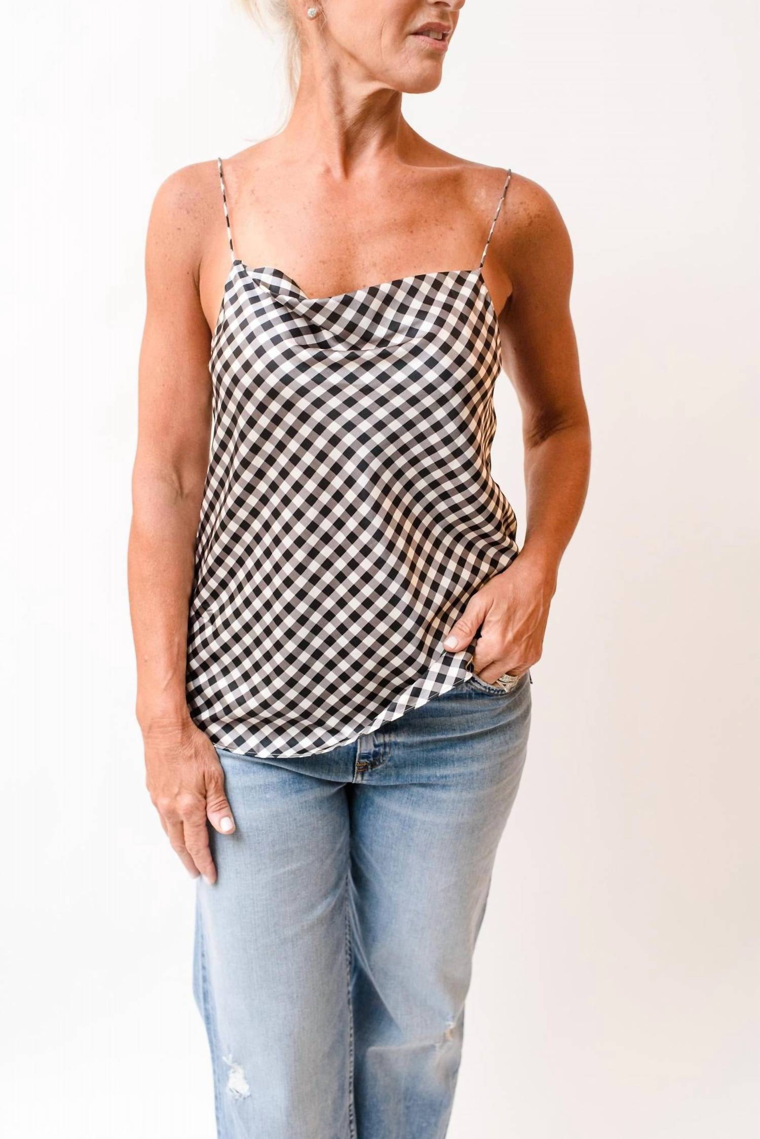 

Axel Cami в черном клетчатом платье Cami NYC