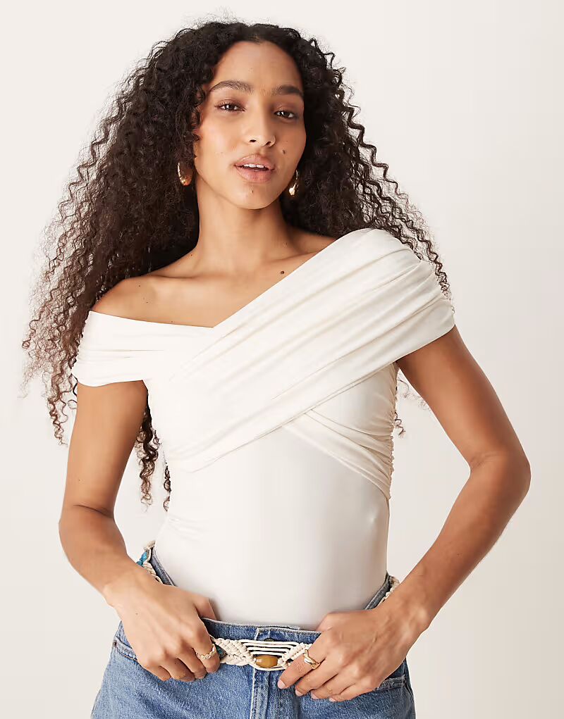 

Боди Abercrombie & Fitch с асимметричным запахом и открытыми плечами белого цвета
