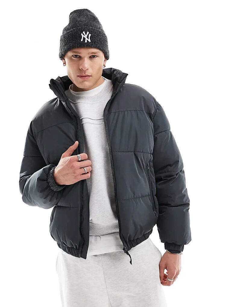 

Пуховик серого цвета Bershka