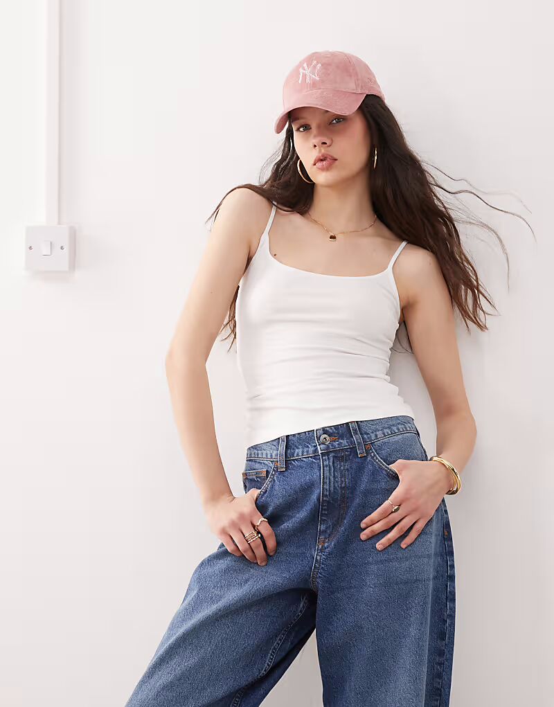 

Узкий топ-майка на бретельках белого цвета для будних дней Weekday