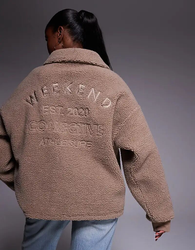 

Флисовая кофта Weekend Collective Borg с застежкой-молнией на половину длины и вышитой спинкой коричневого цвета
