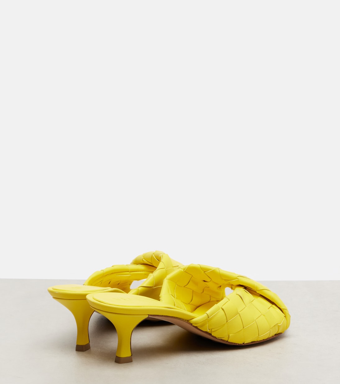 Блинк 50 мюли из кожи Intrecciato Bottega Veneta, Sulfur — фото 2